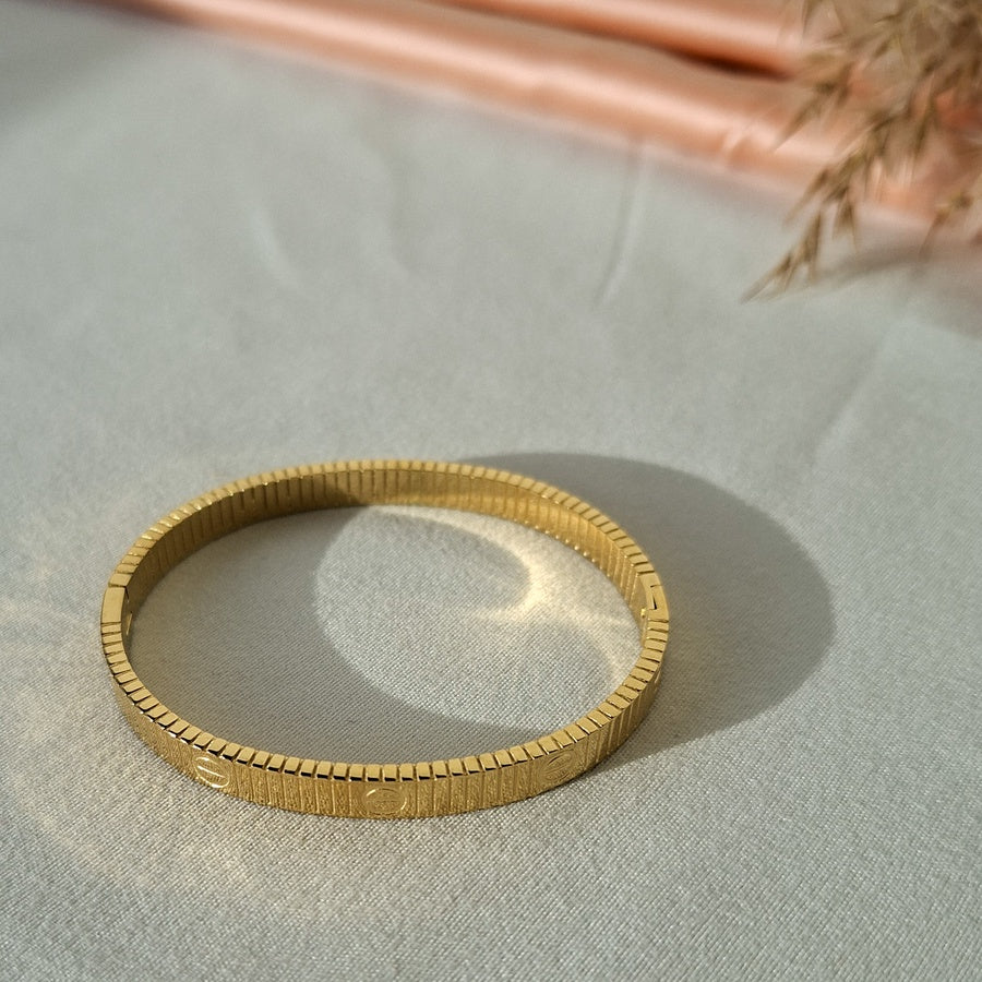 Engraved Ribbed