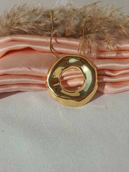 Golden Wavy Circle Necklace